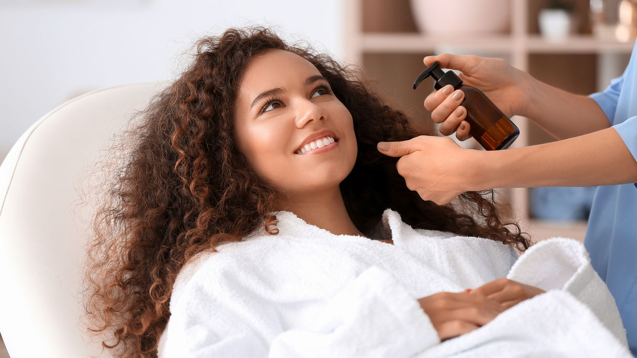 O que ninguém conta sobre óleo de coco e cabelo saudável