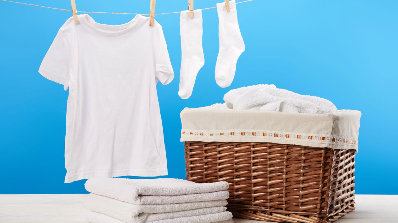 Pare de sofrer! O segredo caseiro para clarear roupas brancas