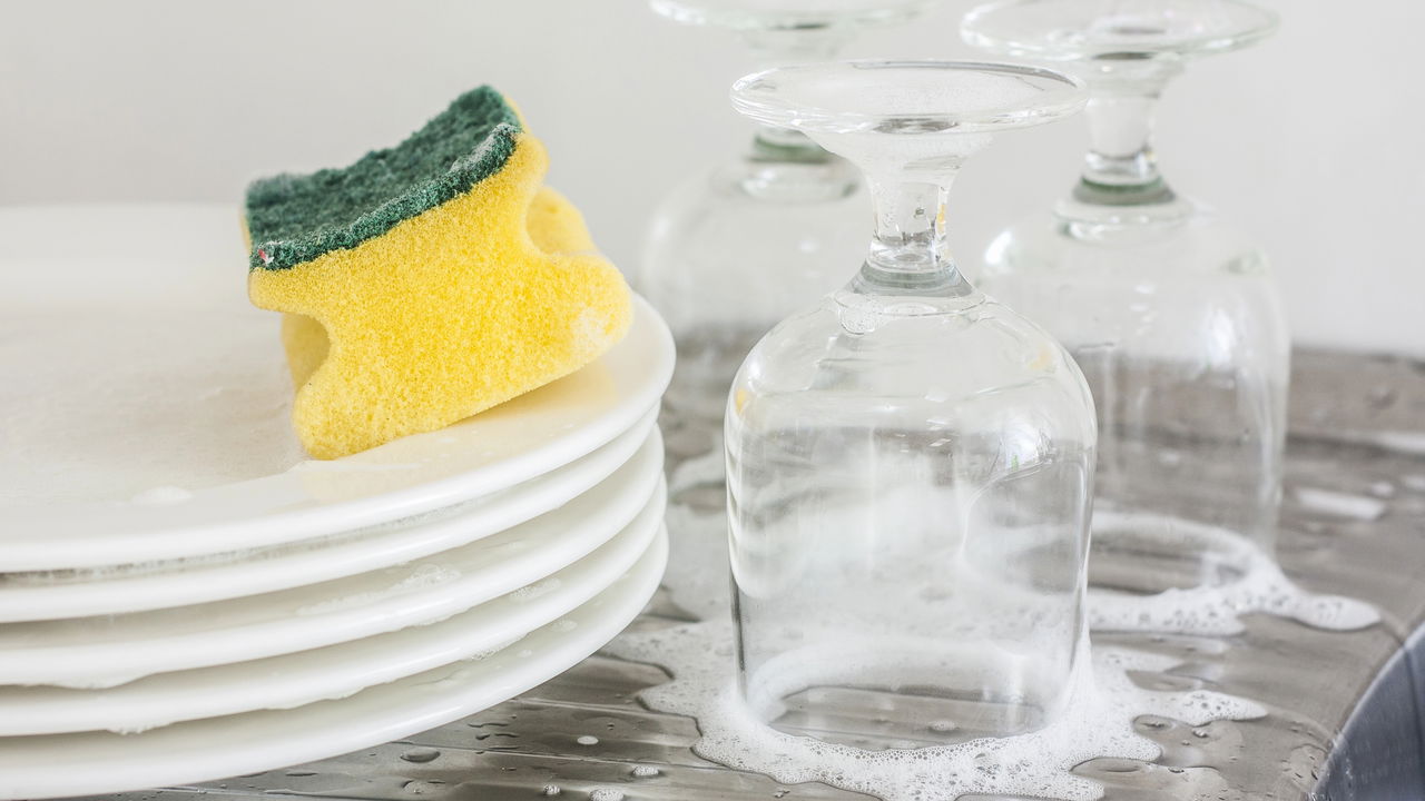 O truque caseiro que devolve o brilho aos copos em minutos