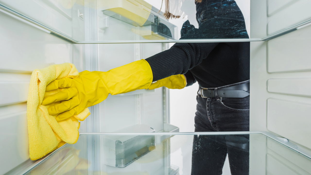 Truque infalível para limpar geladeira e acabar com maus odores