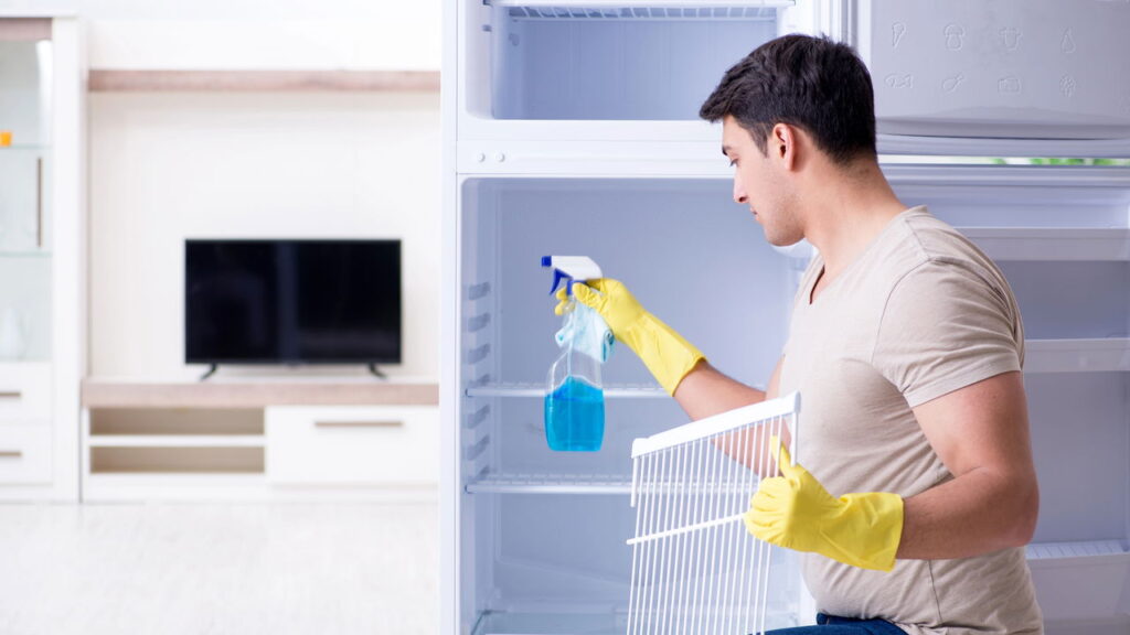 Truque infalível para limpar geladeira e acabar com maus odores