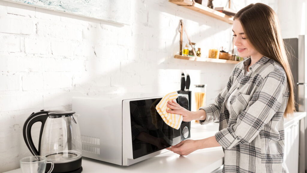 Erro comum na hora de limpar micro-ondas pode danificar ele