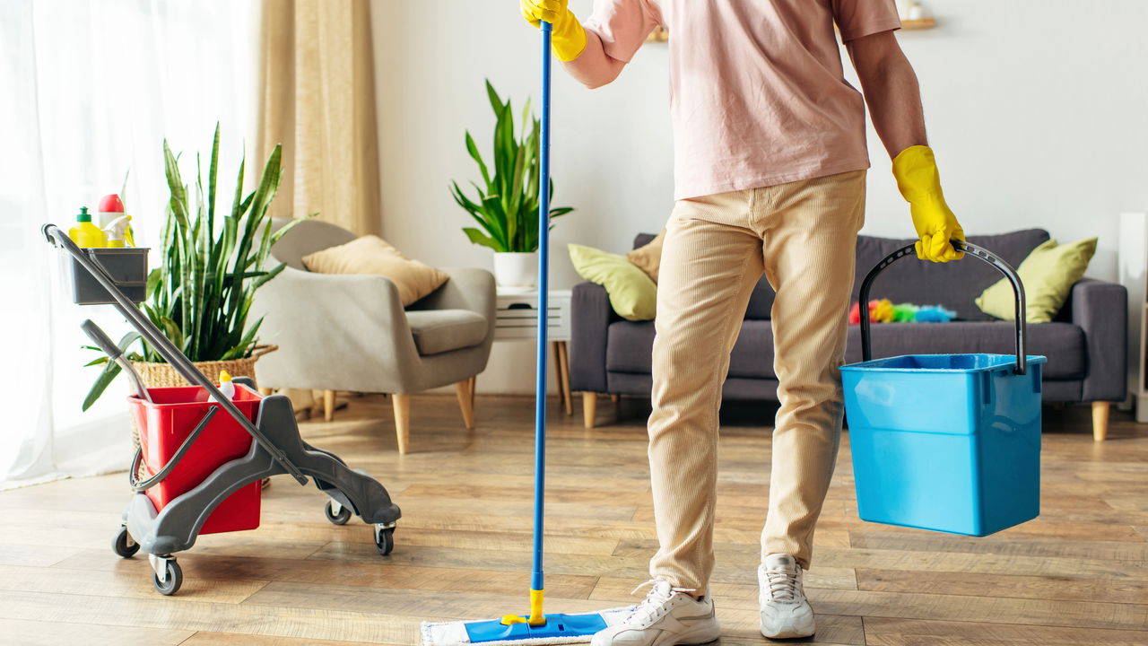 Esse cuidado simples evita manchas e riscos na limpeza de pisos