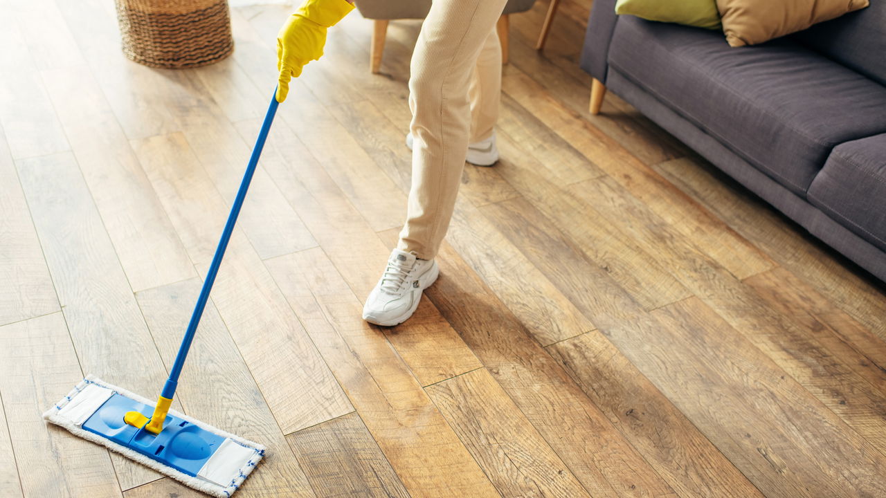 Erro comum arruína o piso de madeira e quase ninguém percebe