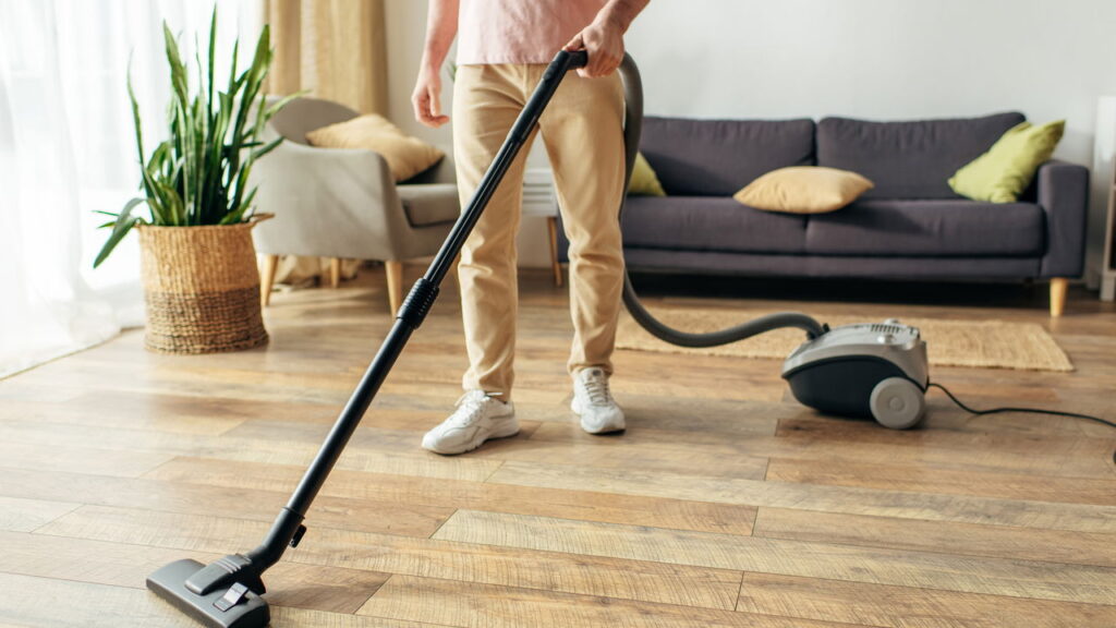 Erro comum arruína o piso de madeira e quase ninguém percebe