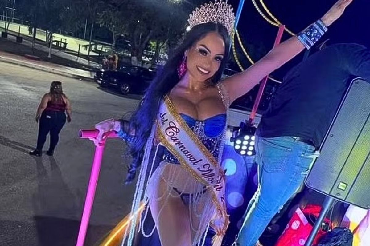 Influenciadora Luz María Barrera Agatón em cima de carro alegórico em Carnaval.