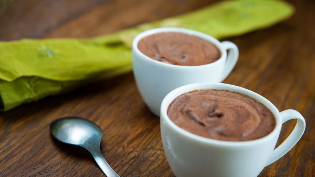 Mousse de chocolate sem leite condensado que derrete na boca
