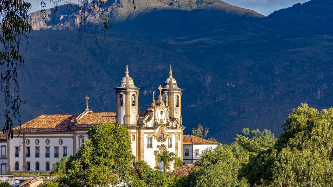 Há uma cidade em Minas onde cada pedra guarda segredos de séculos