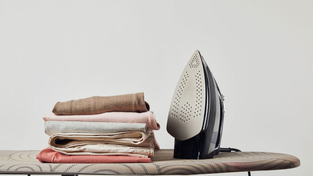 Forma inteligente de organizar roupas agiliza o passar sem esforço