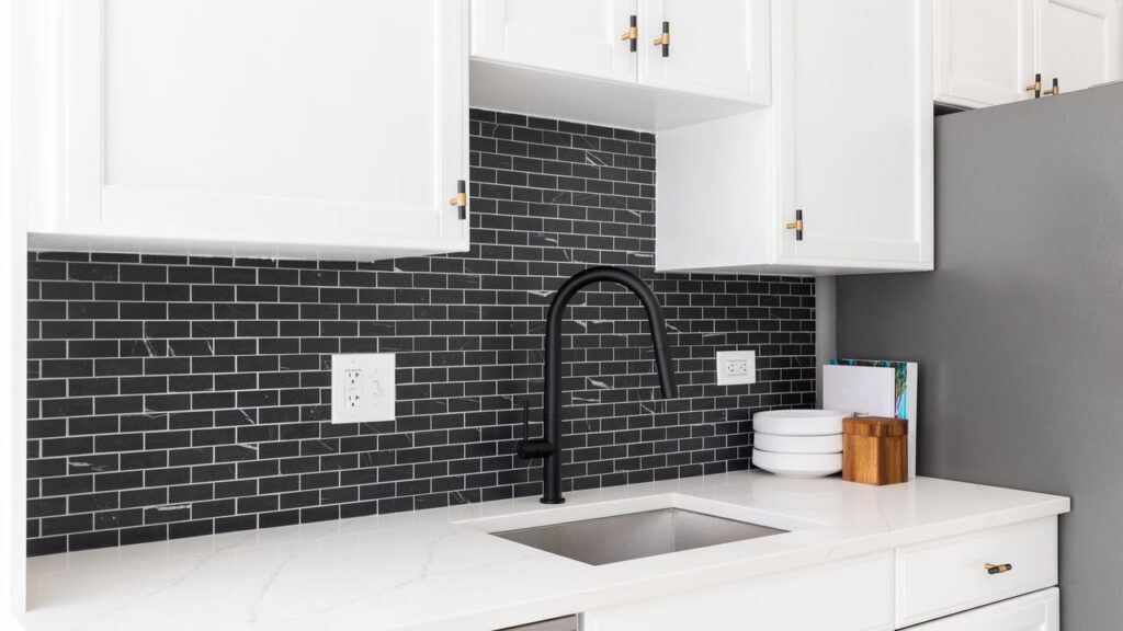 Material que imita pedra nobre conquista arquitetos em 2025