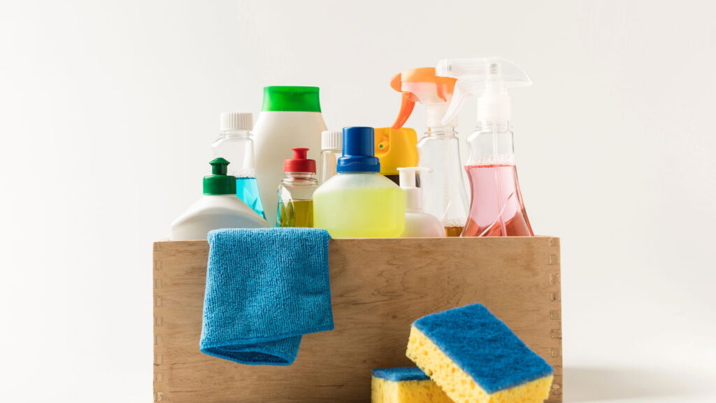 Os melhores truques para economizar com produtos de limpeza