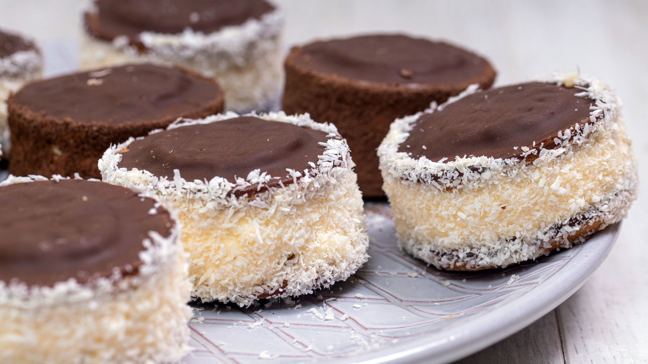 Transforme qualquer ocasião com esse pudim gelado que une coco e chocolate