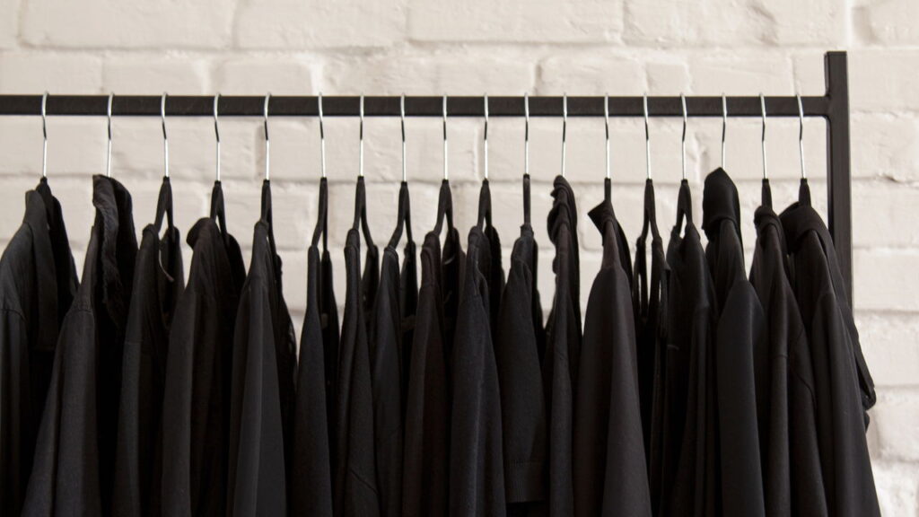 Dicas essenciais para evitar o desbotamento das roupas pretas