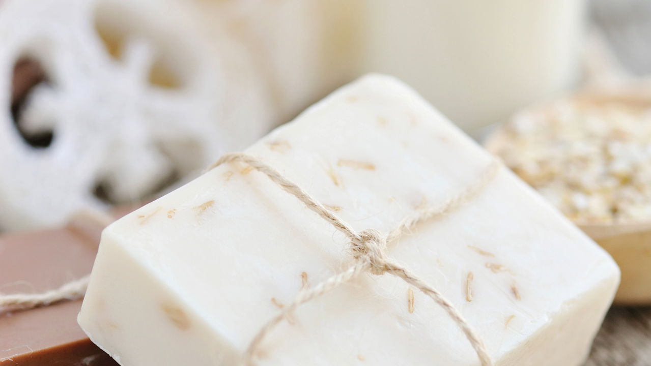 Guia prático e sustentável de como fazer sabão glicerinado de álcool em casa