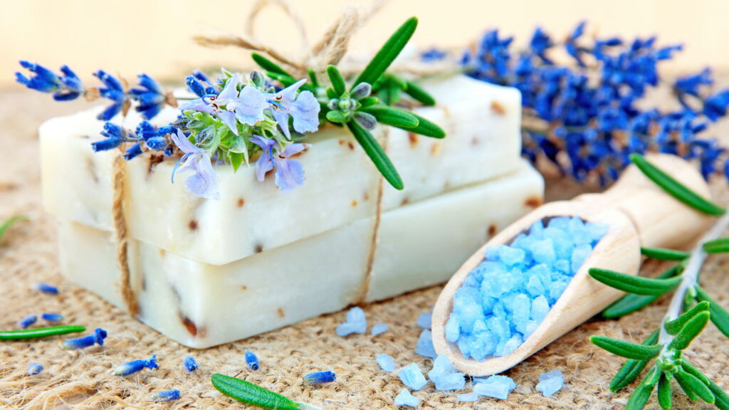 Guia prático e sustentável de como fazer sabão glicerinado de álcool em casa