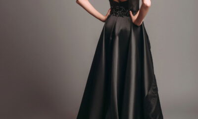 Peça clássica que virou tendência a saia de cetim preta renasce