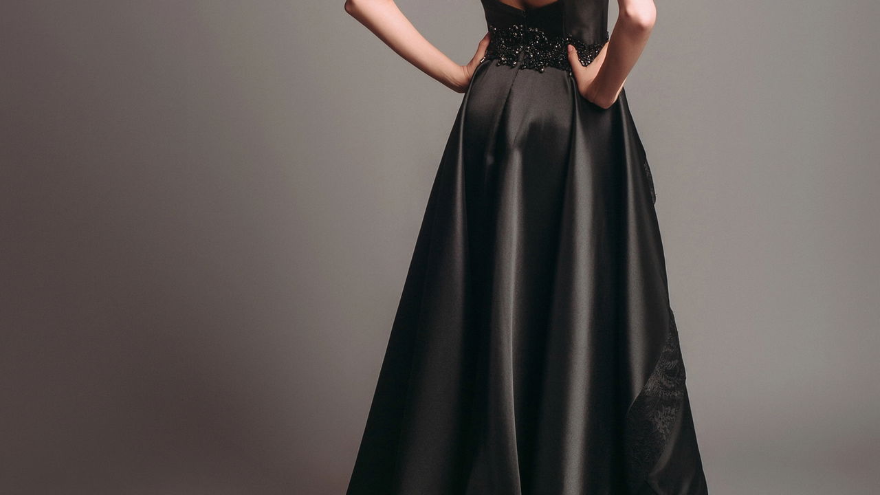 Peça clássica que virou tendência a saia de cetim preta renasce