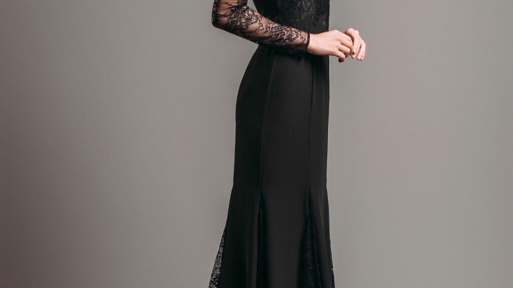 Peça clássica que virou tendência a saia de cetim preta renasce