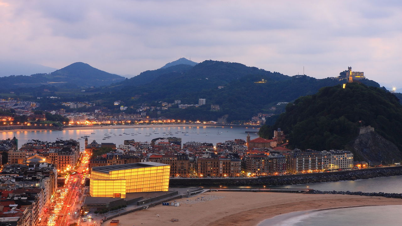 Essa cidade litorânea na Espanha virou símbolo de elegância, cultura e boa mesa
