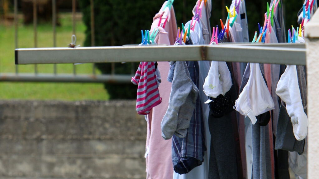 O jeito mais rápido de secar roupas no inverno em casa