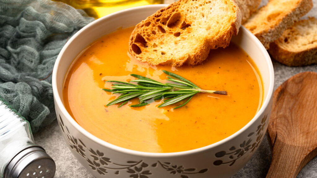 Essa sopa de abóbora turca virou febre nas redes sociais
