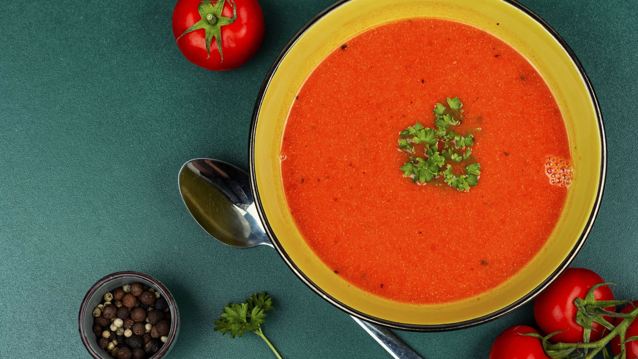 A sopa de tomate mais fácil e deliciosa que existe