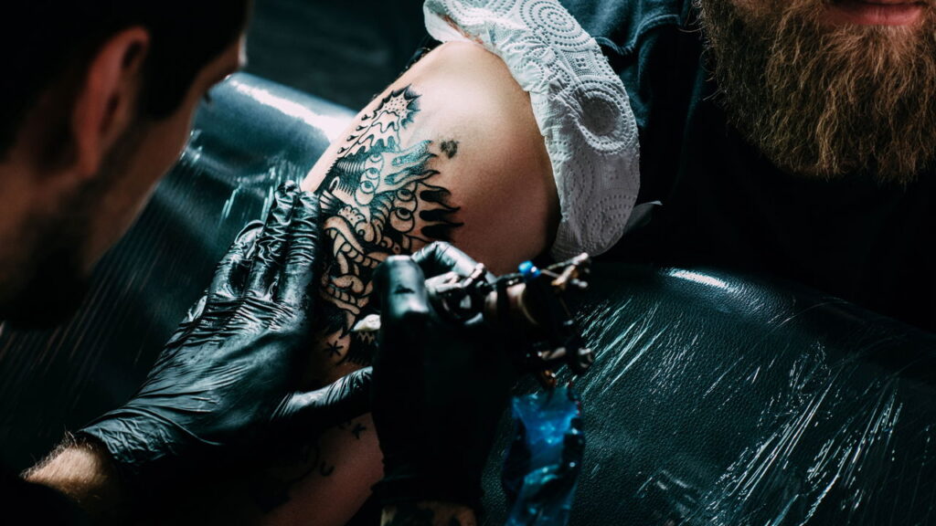 Os 7 perigos da tatuagem que muita gente ignora
