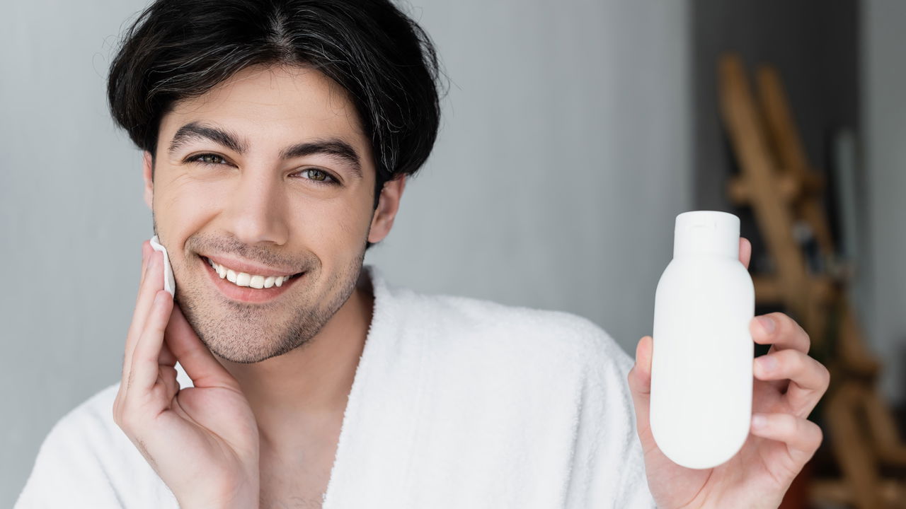 Tônico facial caseiro poderoso com quatro ingredientes simples