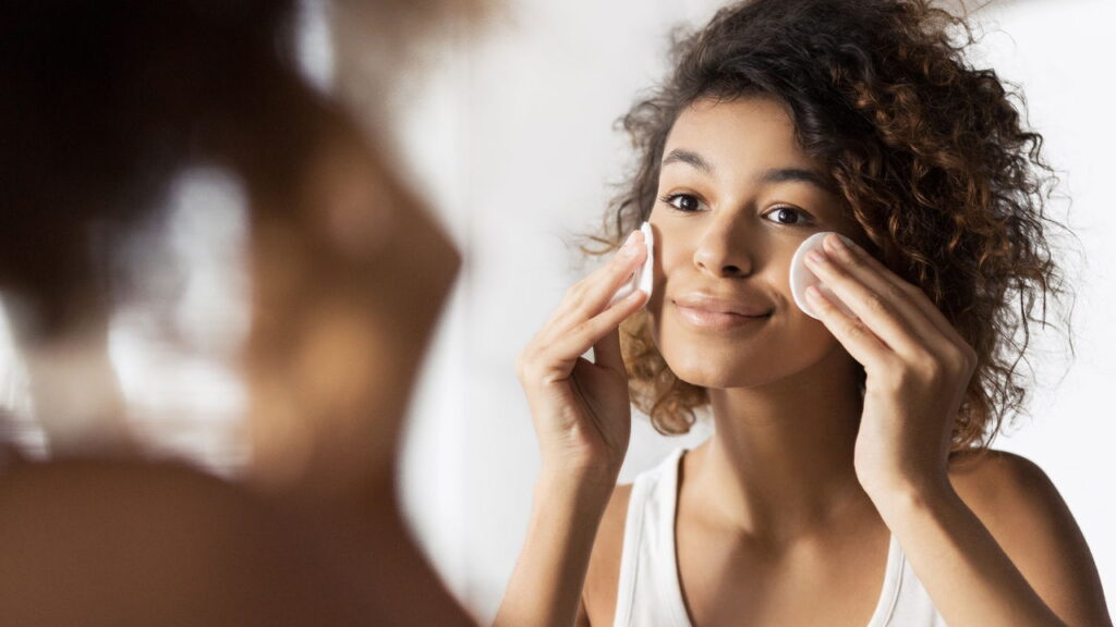 Tônico facial caseiro poderoso com quatro ingredientes simples