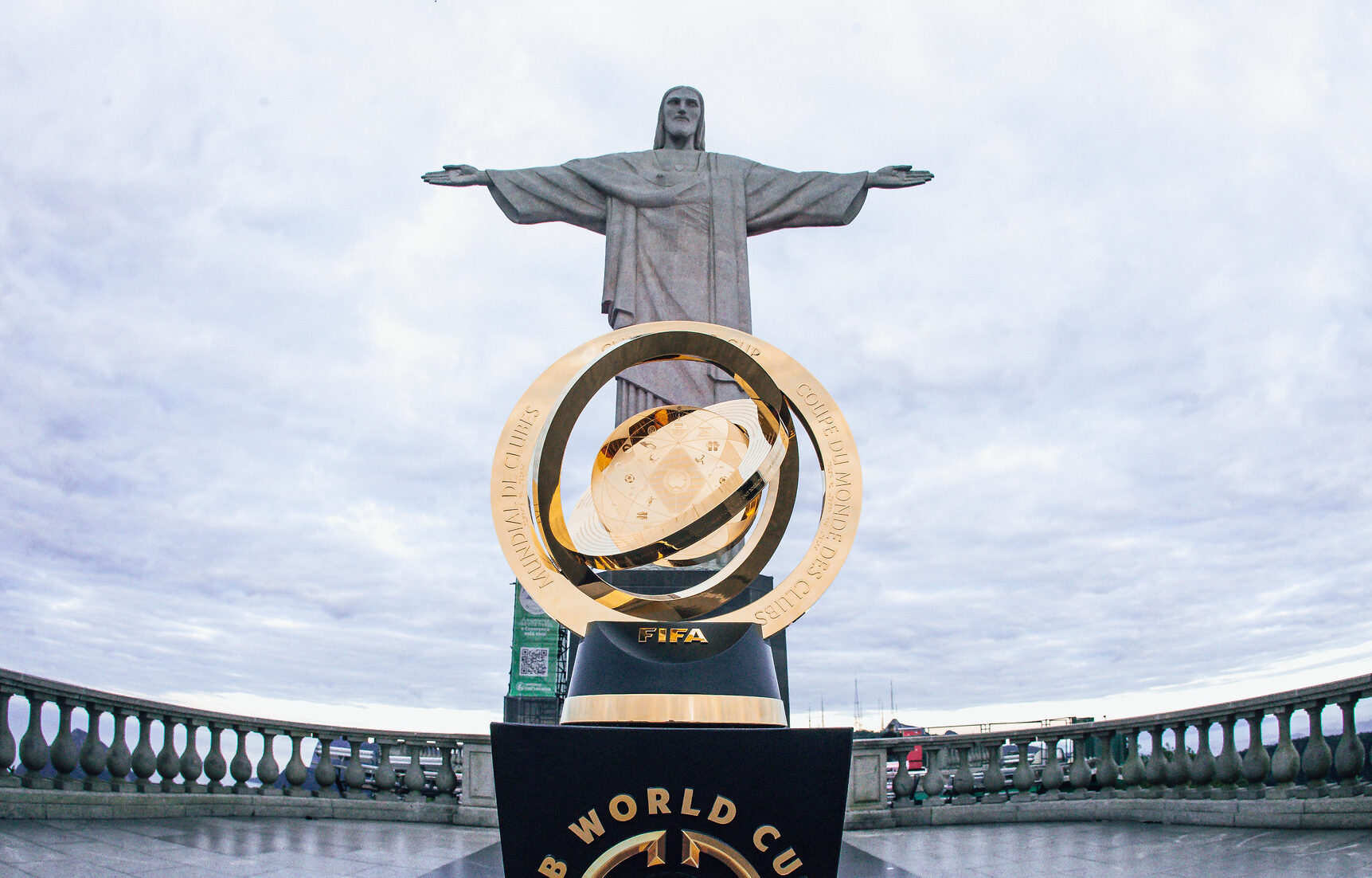Taça da Copa do Mundo de Clubes no Cristo Redentor