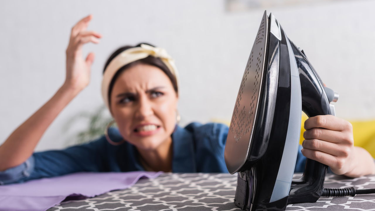 Como tirar rugas das roupas sem complicação nem ferro