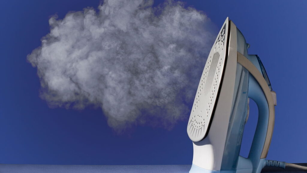 Como tirar rugas das roupas sem complicação nem ferro