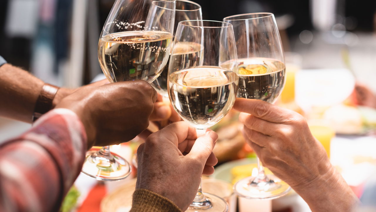 Este estudo diz que vinho branco protege o coração