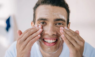 O erro mais comum na limpeza facial matinal e como evitar