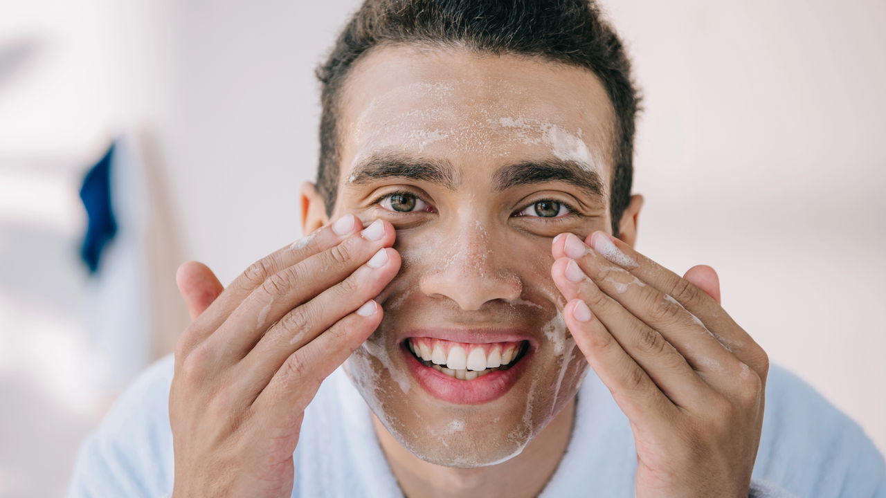 O erro mais comum na limpeza facial matinal e como evitar