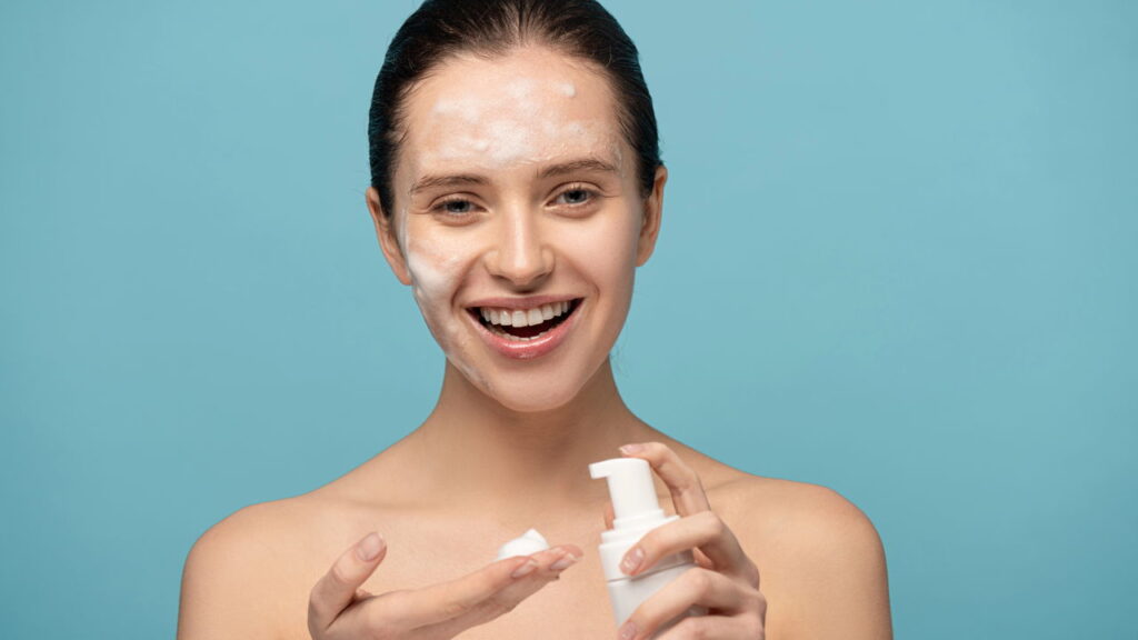 O erro mais comum na limpeza facial matinal e como evitar