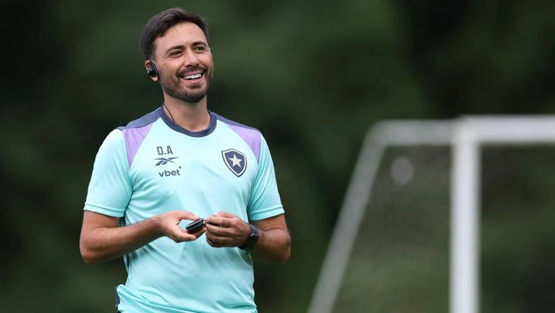 Davide Ancelotti vai embarcar para Brasília em voo posterior à delegação alvinegra; Veja relacionados