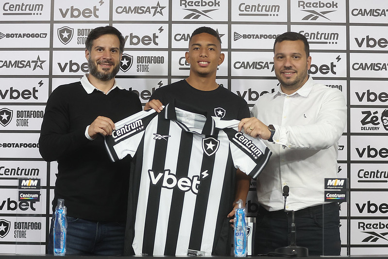 Jordan Barrera é apresentado oficialmente pelo Botafogo