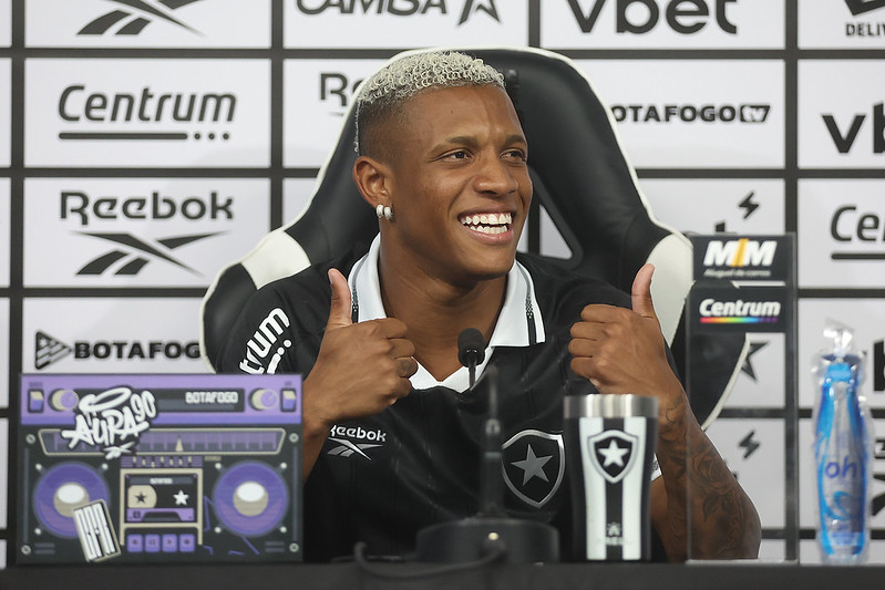 Danilo é apresentado, veste a camisa 35 e evita comparação com Gregore: 'características diferentes'
