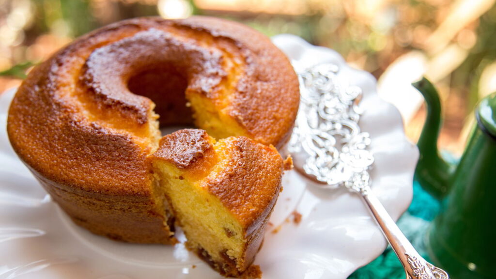 Esse bolo de fubá com laranja tem o sabor de infância no primeiro pedaço