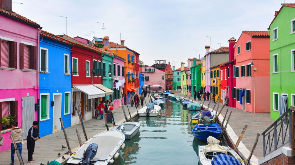 Cidade viraliza por proibir qualquer casa pintada de branco