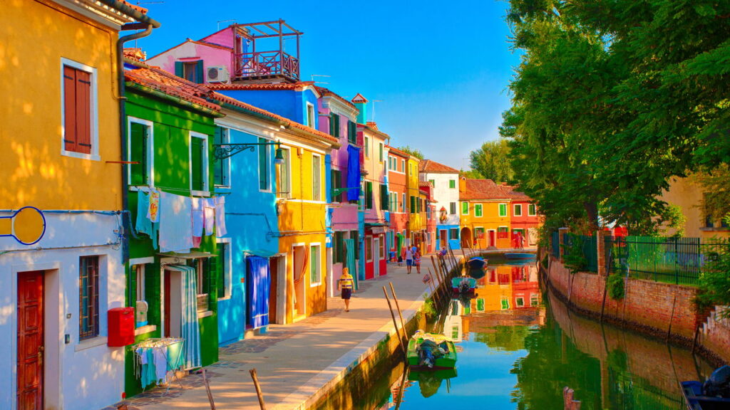 Cidade viraliza por proibir qualquer casa pintada de branco