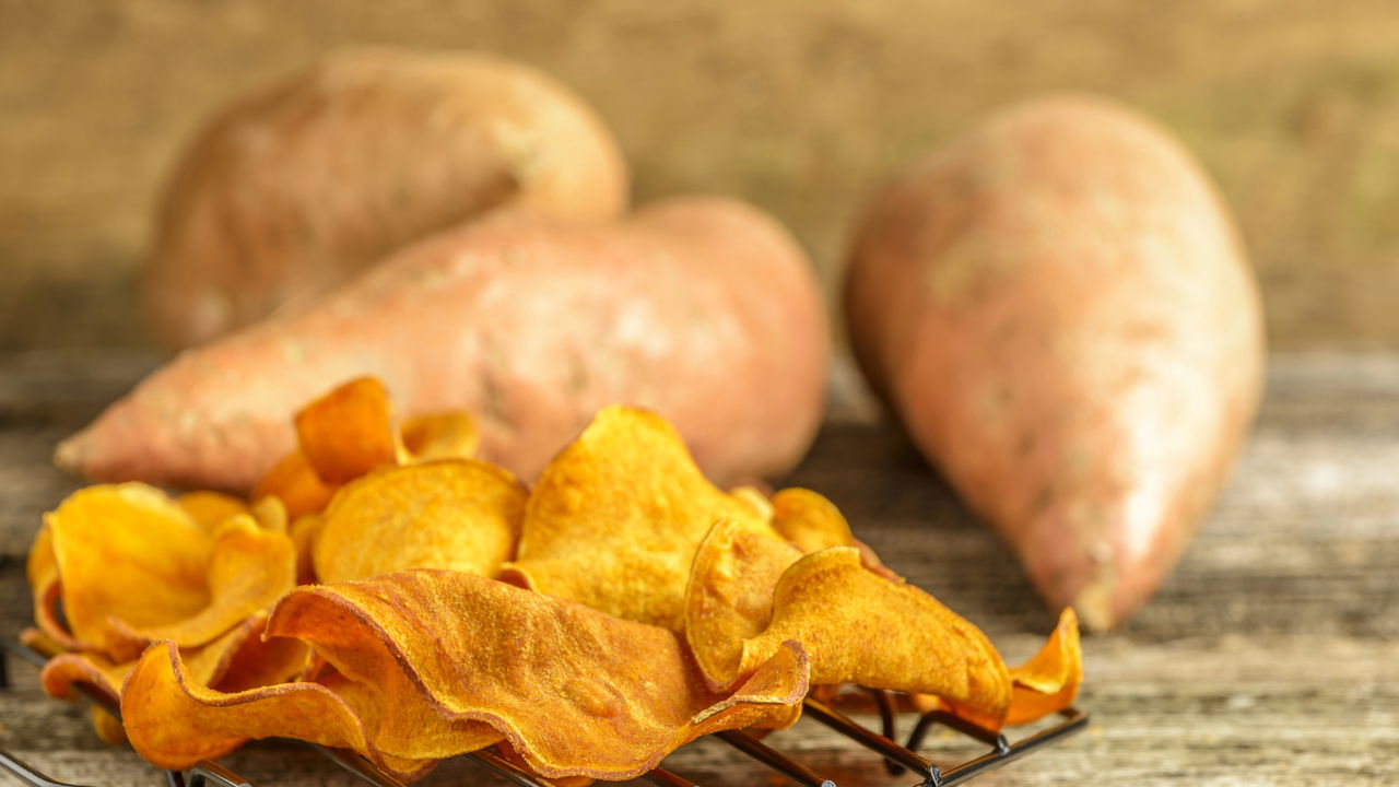 Chips crocantes de batata-doce assados no forno sem segredo