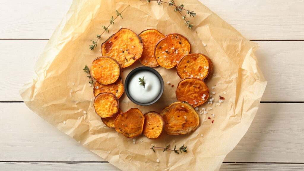 Chips crocantes de batata-doce assados no forno sem segredo
