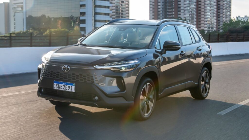 Toyota Corolla Cross XRX híbrido 2027 conquista atenção com economia e tecnologia