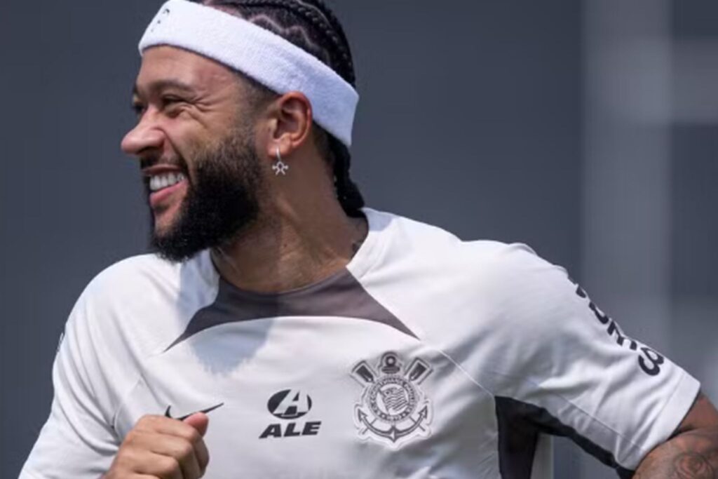 Diretoria do Corinthians teria pedido para Memphis deixar hotel luxuoso em São Paulo