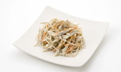 Frango desfiado com cenoura rende marmita por vários dias