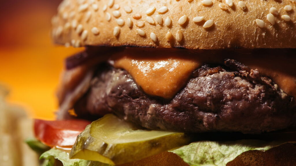 Como preparar hambúrguer suculento em casa com truques fáceis