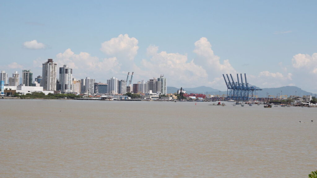O porto que movimenta bilhões e conecta o Brasil ao mundo