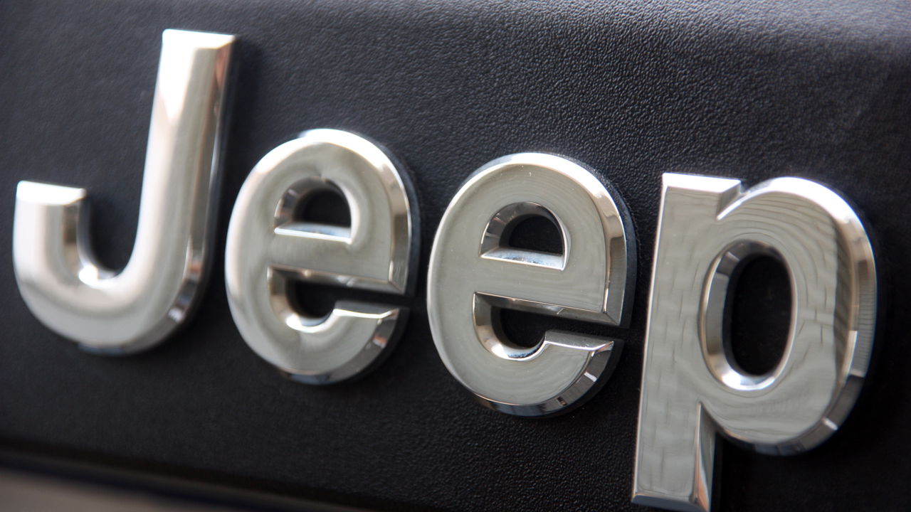 Esse Jeep tem quase o dobro da tela multimídia dos rivais